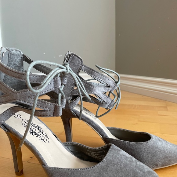 Grey Heels - Picture 3 of 4